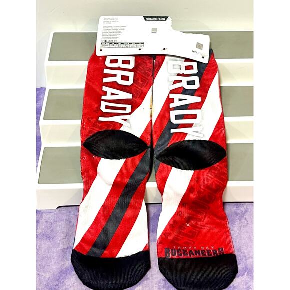 For Bare Feet Tom Brady Tampa Bay Buccaneers Signing Bonus Crew Socks men’s Lg - Picture 5 of 7